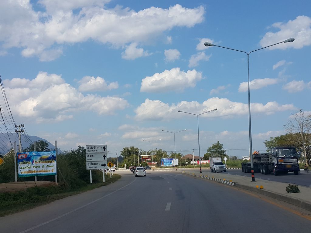 ภาพถนนตรงที่ Chiang Dao Resto ตั้งอยู่ ถ่ายโดย jrcarlsen พ.ศ. 2558 (2015) · A street-level view of where Chiang Dao Resto stands, by jrcarlsen in 2558 (2015)