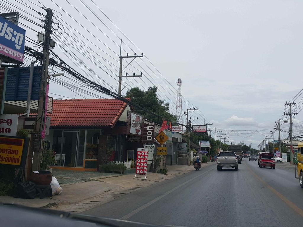 ภาพถนนตรงที่ หางดงกลอนประตู ตั้งอยู่ ถ่ายโดย jrcarlsen พ.ศ. 2558 (2015) · A street-level view of where หางดงกลอนประตู · Hang Dong Kalonpratu stands, by jrcarlsen in 2558 (2015)