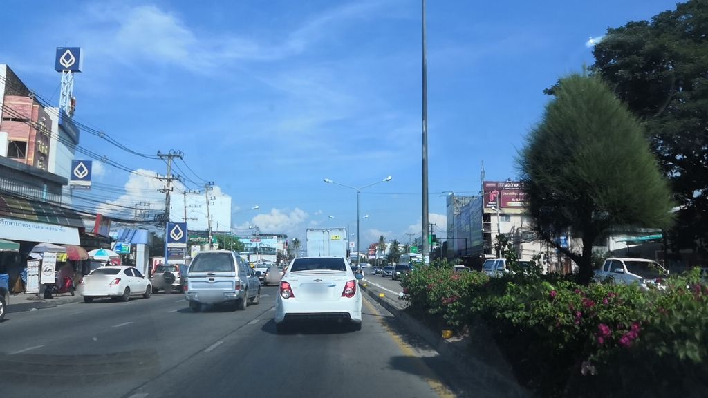 ภาพถนนตรงที่ ร้านเจ้น้อยมาร์ท ตั้งอยู่ ถ่ายโดย charlesano พ.ศ. 2561 (2018) · A street-level view of where ร้านเจ้น้อยมาร์ท · Ran Che Noi Mart stands, by charlesano in 2561 (2018)