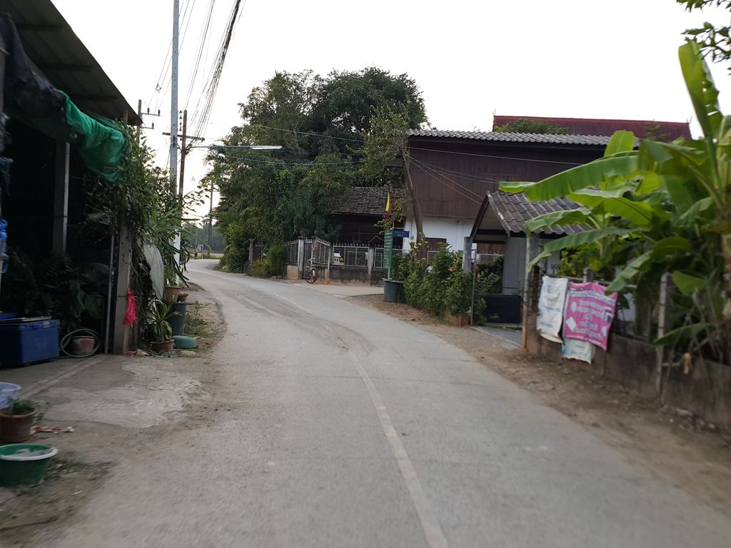 ภาพถนนตรงที่ บ้านสวนภูริชญา บ้านไม้กลางน้ำ ตั้งอยู่ ถ่ายโดย jrcarlsen พ.ศ. 2558 (2015) · A street-level view of where บ้านสวนภูริชญา บ้านไม้กลางน้ำ · Ban Suan Phurit Ya Ban Mai Klang Nam stands, by jrcarlsen in 2558 (2015)