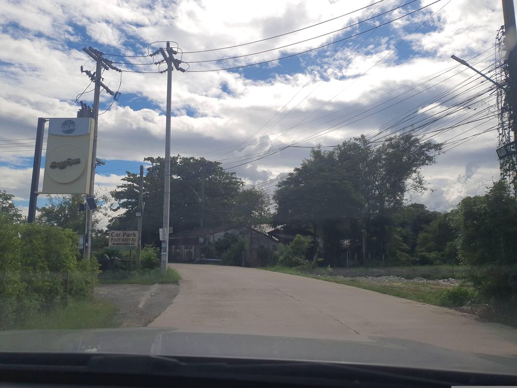 ภาพถนนตรงที่ ร้านไป-ยานใหญ่ ตั้งอยู่ ถ่ายโดย jrcarlsen พ.ศ. 2566 (2023) · A street-level view of where ร้านไป-ยานใหญ่ · Ran Pai-yanyai stands, by jrcarlsen in 2566 (2023)