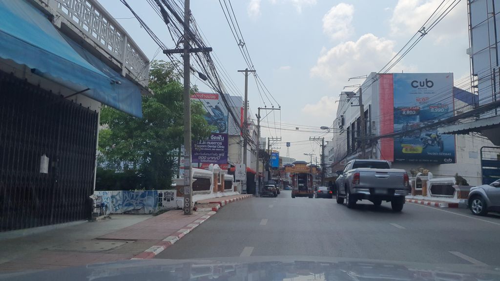 ภาพถนนตรงที่ Thai Smooth Travel ตั้งอยู่ ถ่ายโดย jrcarlsen พ.ศ. 2565 (2022) · A street-level view of where Thai Smooth Travel stands, by jrcarlsen in 2565 (2022)