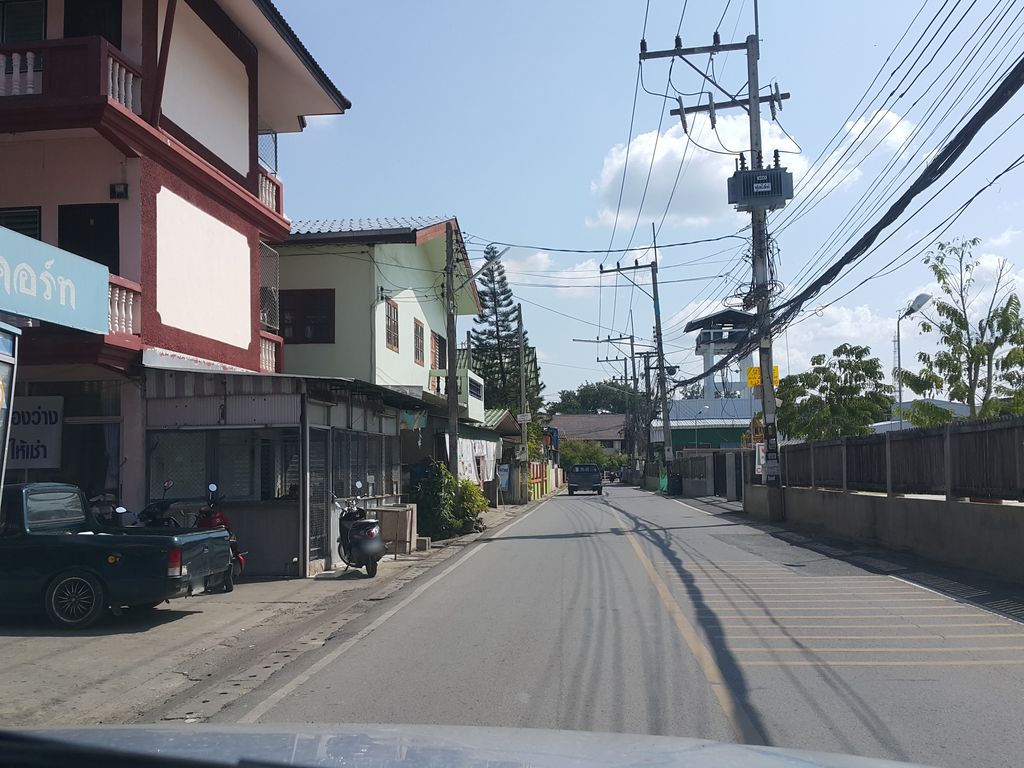 ภาพถนนตรงที่ หม่าล่าไพลิน ตั้งอยู่ ถ่ายโดย jrcarlsen พ.ศ. 2558 (2015) · A street-level view of where หม่าล่าไพลิน · Malaphlaina stands, by jrcarlsen in 2558 (2015)