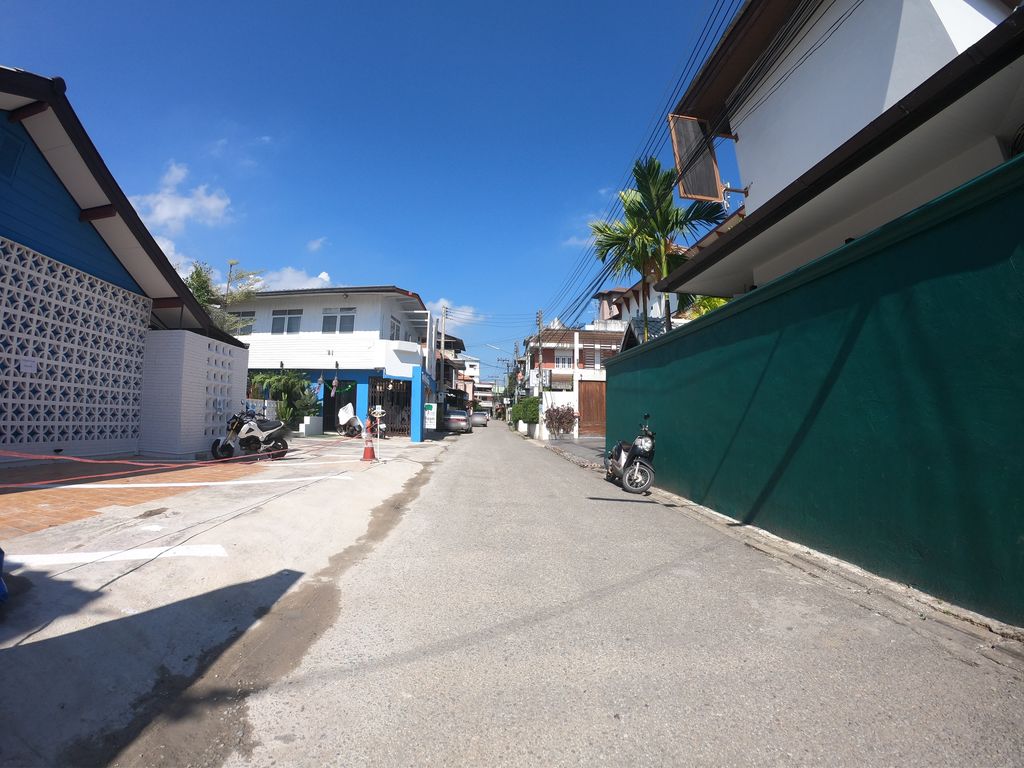 ภาพถนนตรงที่ ชาโวยวาย ตั้งอยู่ ถ่ายโดย chanuwath_grab พ.ศ. 2562 (2019) · A street-level view of where ชาโวยวาย · Chawoiwai stands, by chanuwath_grab in 2562 (2019)