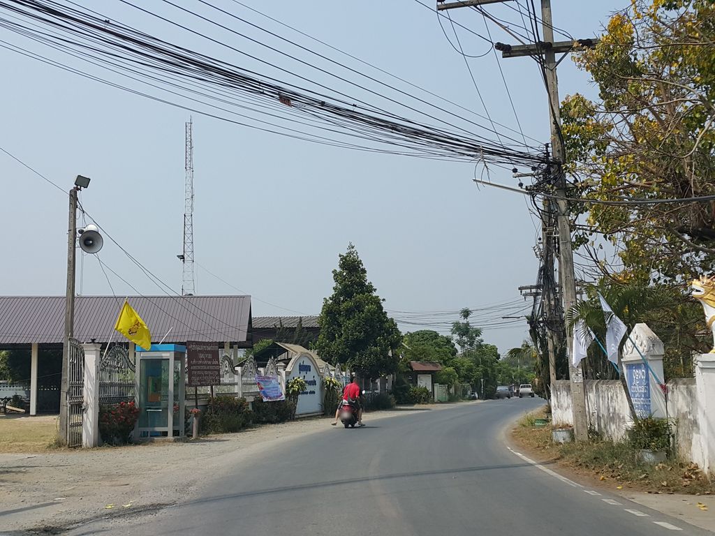 ภาพถนนตรงที่ วัดดอนปีน ตั้งอยู่ ถ่ายโดย jrcarlsen พ.ศ. 2559 (2016) · A street-level view of where วัดดอนปีน · Wat Donpin stands, by jrcarlsen in 2559 (2016)