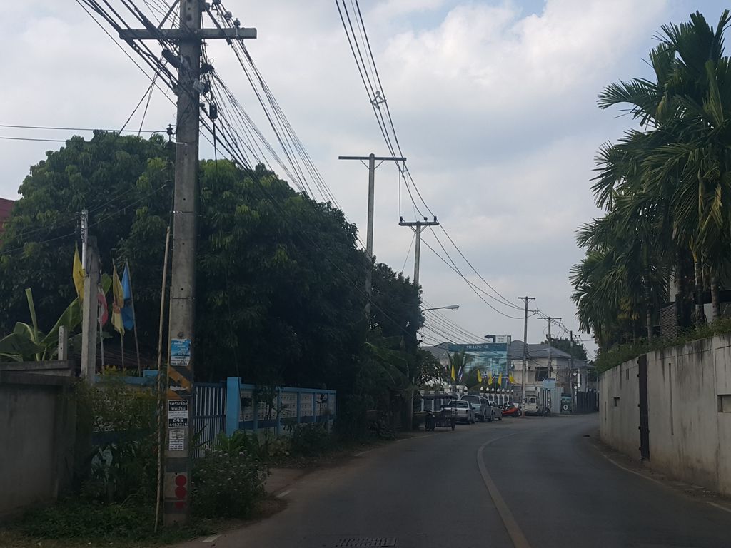 ภาพถนนตรงที่ ลาบหวานเจียงฮาย ตั้งอยู่ ถ่ายโดย jrcarlsen พ.ศ. 2558 (2015) · A street-level view of where ลาบหวานเจียงฮาย · Lap Wan Chianghai stands, by jrcarlsen in 2558 (2015)