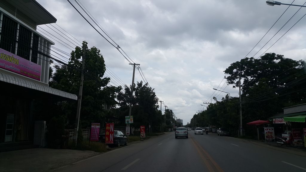 ภาพถนนตรงที่ ทองพันใบ กาแฟสด ตั้งอยู่ ถ่ายโดย jrcarlsen พ.ศ. 2559 (2016) · A street-level view of where ทองพันใบ กาแฟสด · Thong Phan Bai Kafaetda stands, by jrcarlsen in 2559 (2016)