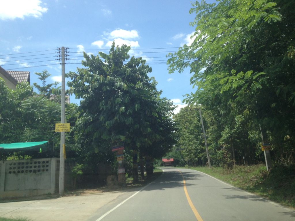 ภาพถนนตรงที่ ตามตะวัน ขนม นม เนย ตั้งอยู่ ถ่ายโดย jimwatana พ.ศ. 2558 (2015) · A street-level view of where ตามตะวัน ขนม นม เนย · Tamtawan Khanom Nom Noei stands, by jimwatana in 2558 (2015)