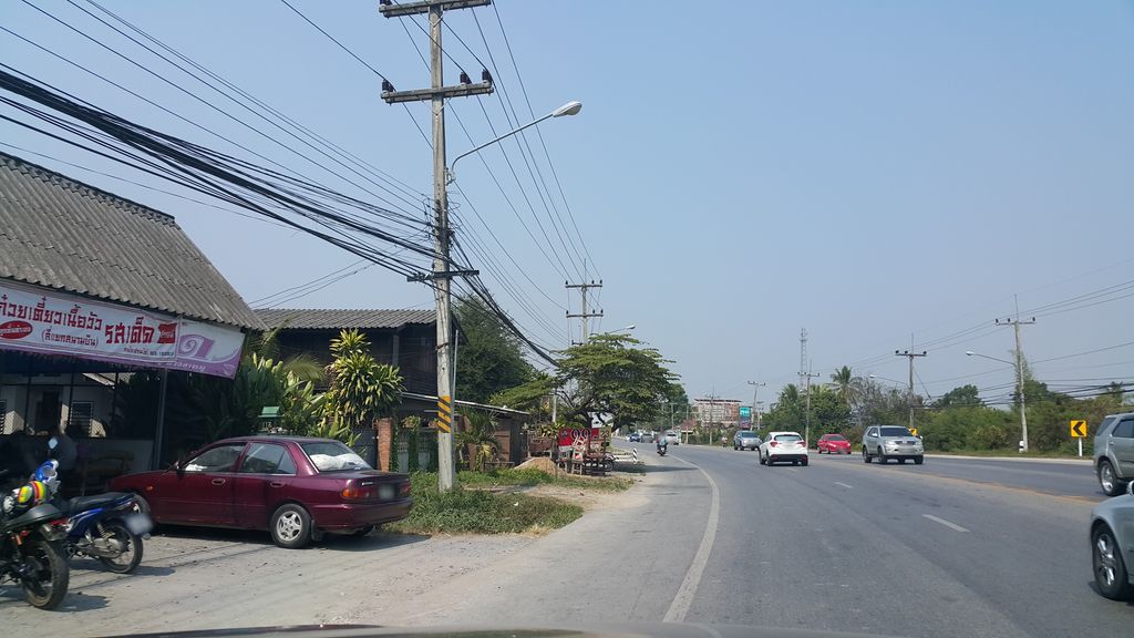 ภาพถนนตรงที่ รสเด็ดสี่แยกสนามบิน ตั้งอยู่ ถ่ายโดย jrcarlsen พ.ศ. 2560 (2017) · A street-level view of where รสเด็ดสี่แยกสนามบิน · Rotdet Si Yaeksanambin stands, by jrcarlsen in 2560 (2017)