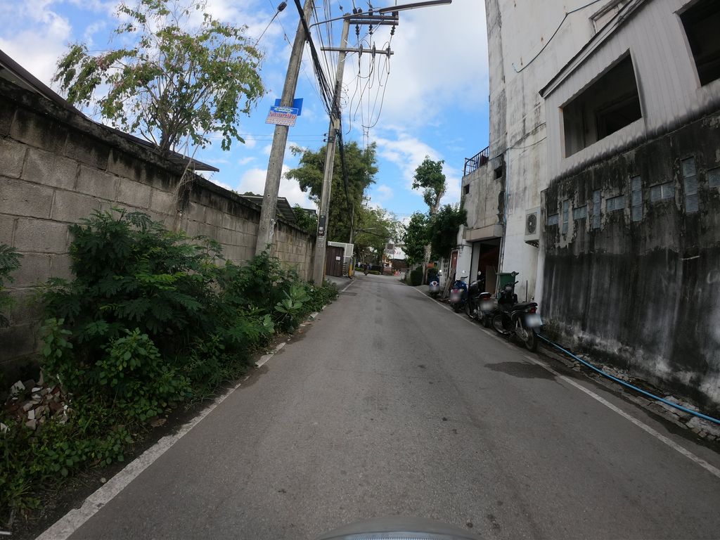 ภาพถนนตรงที่ ตลาดนัดท่าทอง วันพุธ ตั้งอยู่ ถ่ายโดย chanuwath_grab พ.ศ. 2562 (2019) · A street-level view of where ตลาดนัดท่าทอง วันพุธ · Nat Tha Thong Wanphut Market stands, by chanuwath_grab in 2562 (2019)