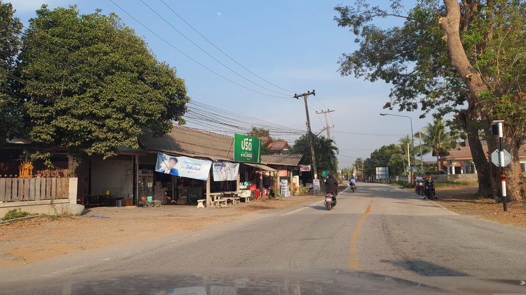 ภาพถนนตรงที่ ร้านตัดผมดูดี บาร์เบอร์ Dodee Barber ตั้งอยู่ ถ่ายโดย jrcarlsen พ.ศ. 2566 (2023) · A street-level view of where ร้านตัดผมดูดี บาร์เบอร์ Dodee Barber stands, by jrcarlsen in 2566 (2023)