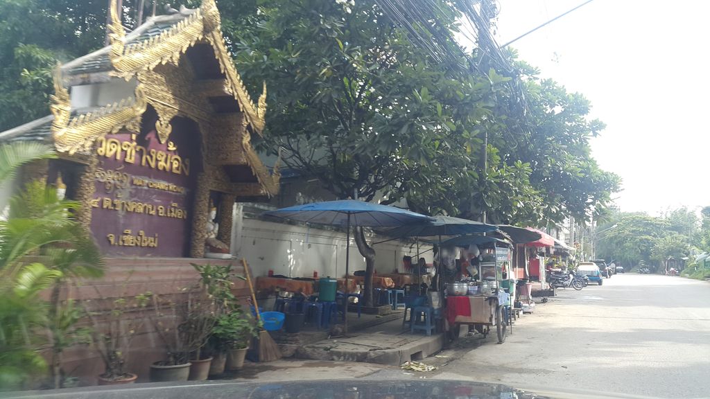 ภาพถนนตรงที่ Lucky Stones ตั้งอยู่ ถ่ายโดย jrcarlsen พ.ศ. 2559 (2016) · A street-level view of where Lucky Stones stands, by jrcarlsen in 2559 (2016)
