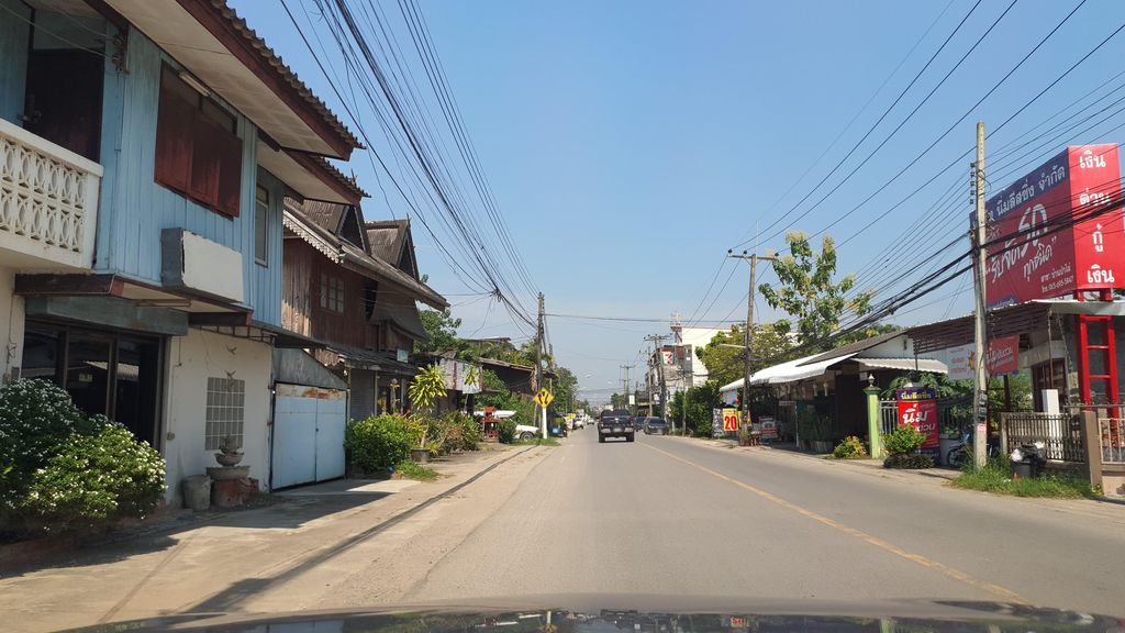 ภาพถนนตรงที่ ปริญญ์หมูจุ่ม ตั้งอยู่ ถ่ายโดย jrcarlsen พ.ศ. 2565 (2022) · A street-level view of where ปริญญ์หมูจุ่ม · Prin Muchum stands, by jrcarlsen in 2565 (2022)