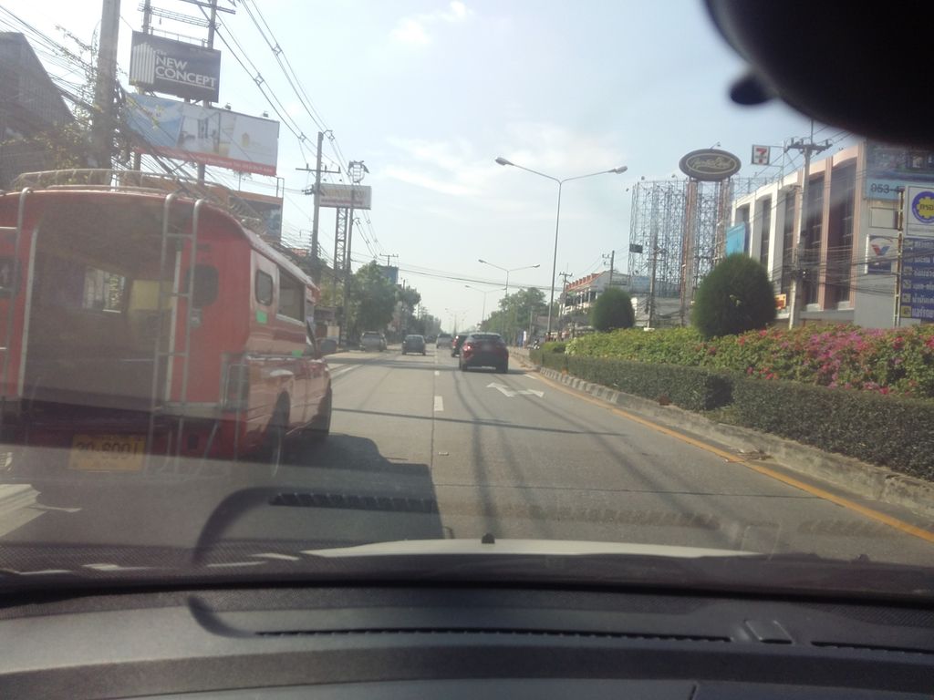 ภาพถนนตรงที่ ตัดผมชาย Uncle Ohh ตั้งอยู่ ถ่ายโดย noochjaree พ.ศ. 2561 (2018) · A street-level view of where ตัดผมชาย Uncle Ohh stands, by noochjaree in 2561 (2018)