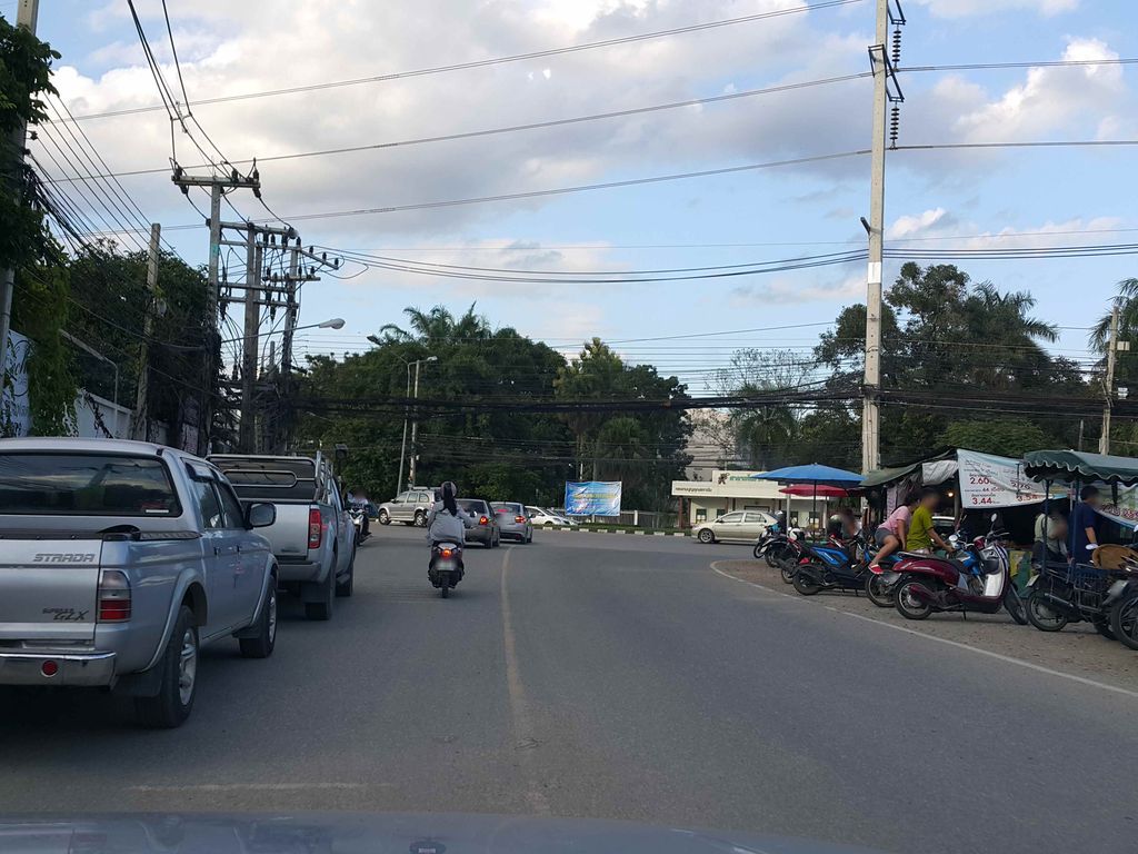 ภาพถนนตรงที่ AMI Nail and Eyelash ตั้งอยู่ ถ่ายโดย jrcarlsen พ.ศ. 2558 (2015) · A street-level view of where AMI Nail and Eyelash stands, by jrcarlsen in 2558 (2015)