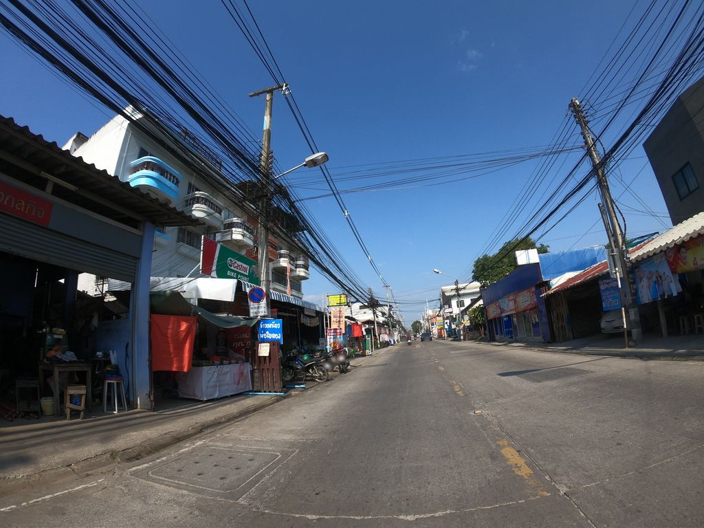 ภาพถนนตรงที่ ป้าภาขนมจีน ส้มตำ ตั้งอยู่ ถ่ายโดย chanuwath_grab พ.ศ. 2562 (2019) · A street-level view of where ป้าภาขนมจีน ส้มตำ · Paphaknomchin Som Tam stands, by chanuwath_grab in 2562 (2019)