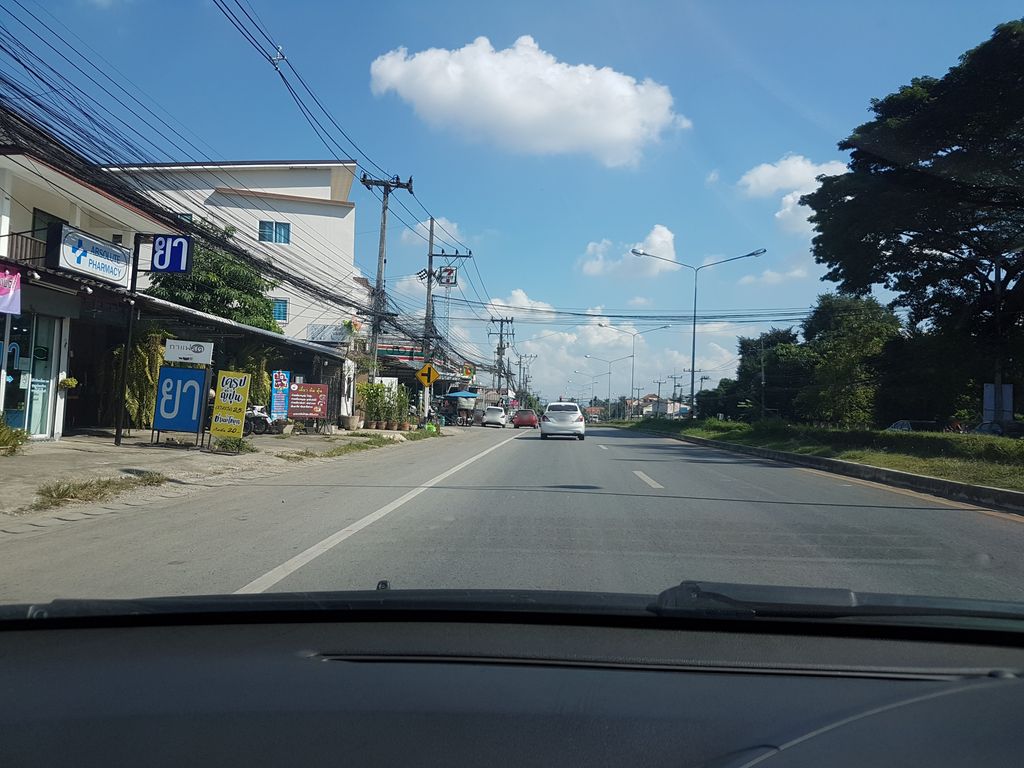 ภาพถนนตรงที่ หมูวีพี สาขาป่าไผ่ ตั้งอยู่ ถ่ายโดย ekkarin พ.ศ. 2561 (2018) · A street-level view of where หมูวีพี สาขาป่าไผ่ · Muwiphi Sakha Pa Phai stands, by ekkarin in 2561 (2018)