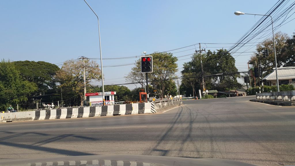 ภาพถนนตรงที่ สถานีคาเฟอีน ตั้งอยู่ ถ่ายโดย jrcarlsen พ.ศ. 2566 (2023) · A street-level view of where สถานีคาเฟอีน · Sathani Khafoena stands, by jrcarlsen in 2566 (2023)