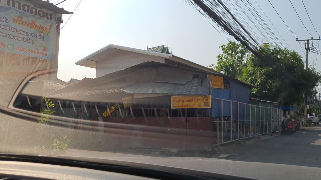 ภาพถนนตรงที่ ร้านปรุงสุข เนื้อตุ๋นเปื่อยๆ น้ำซอสก๋วยเตี๋ยวโบราณ ตั้งอยู่ ถ่ายโดย jrcarlsen พ.ศ. 2565 (2022) · A street-level view of where ร้านปรุงสุข เนื้อตุ๋นเปื่อยๆ น้ำซอสก๋วยเตี๋ยวโบราณ · Ran Prung Suk Nueatun Pueaipueai Nam Sot Kuaitiao Brona stands, by jrcarlsen in 2565 (2022)