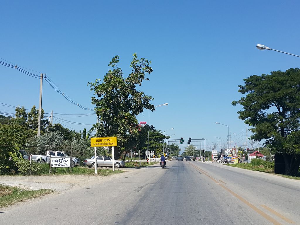 ภาพถนนตรงที่ หลานปันมีคาเฟ่แอนด์แกลลอรี่ ตั้งอยู่ ถ่ายโดย jrcarlsen พ.ศ. 2558 (2015) · A street-level view of where หลานปันมีคาเฟ่แอนด์แกลลอรี่ · Lan Pan Mi Café & Klaenari stands, by jrcarlsen in 2558 (2015)