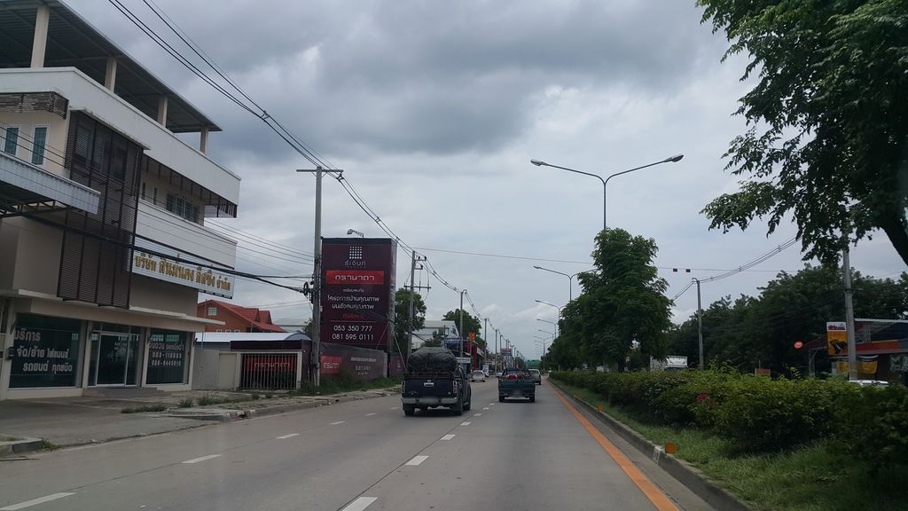 ภาพถนนตรงที่ 90'คาเฟ่ ณ.สันทราย ตั้งอยู่ ถ่ายโดย jrcarlsen พ.ศ. 2559 (2016) · A street-level view of where 90'คาเฟ่ ณ.สันทราย · 90'Café Na.San Sai stands, by jrcarlsen in 2559 (2016)