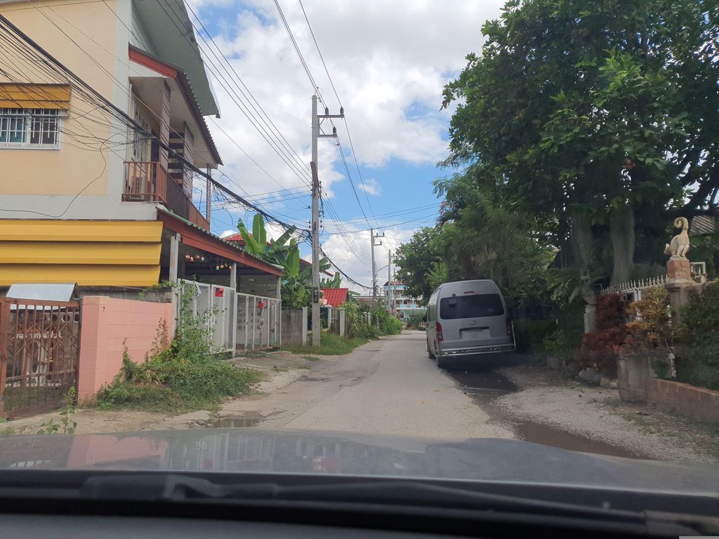 ภาพถนนตรงที่ Lamoon Boyyy Cafe ตั้งอยู่ ถ่ายโดย jrcarlsen พ.ศ. 2566 (2023) · A street-level view of where Lamoon Boyyy Cafe stands, by jrcarlsen in 2566 (2023)