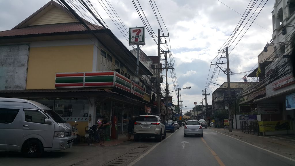 ภาพถนนตรงที่ คนึงหา ร้านเล็กในซอยลึก ตั้งอยู่ ถ่ายโดย jrcarlsen พ.ศ. 2561 (2018) · A street-level view of where คนึงหา ร้านเล็กในซอยลึก · Khanuengha Ran Lek Naisoi Luek stands, by jrcarlsen in 2561 (2018)