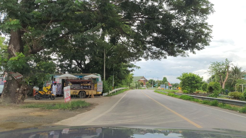 ภาพถนนตรงที่ ตรอ.จ่าดำ 098-918-9000 ตั้งอยู่ ถ่ายโดย jrcarlsen พ.ศ. 2564 (2021) · A street-level view of where ตรอ.จ่าดำ 098-918-9000 · Taro.chadam 098-918-9000 stands, by jrcarlsen in 2564 (2021)