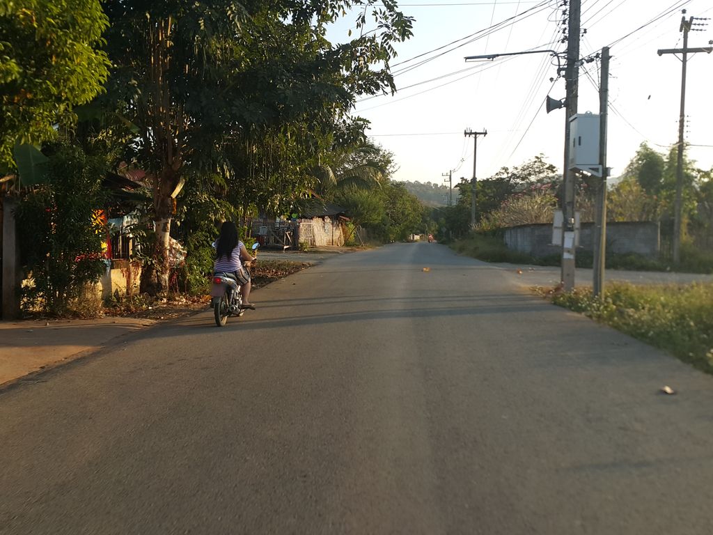 ภาพถนนตรงที่ ร้านต้นน้ำมินิมาร์ท ตั้งอยู่ ถ่ายโดย jrcarlsen พ.ศ. 2558 (2015) · A street-level view of where ร้านต้นน้ำมินิมาร์ท · Ran Ton Nam Mini Mart stands, by jrcarlsen in 2558 (2015)