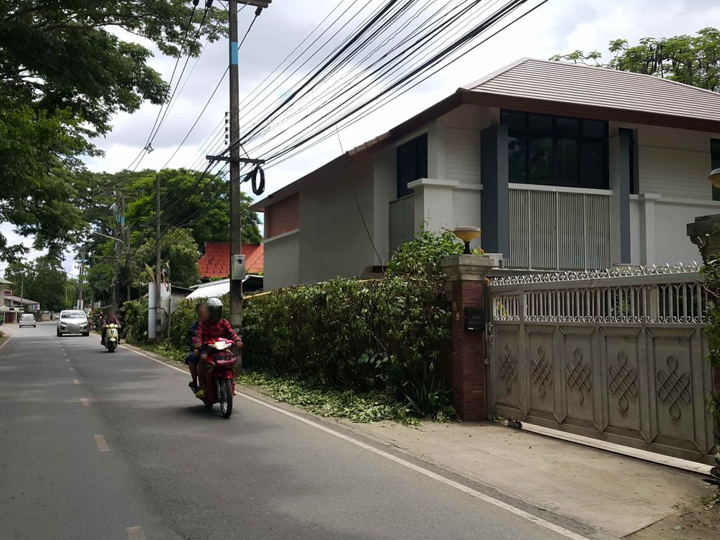 ภาพถนนตรงที่ ร้านบะหมี่เกี๊ยวพุงกาง ตั้งอยู่ ถ่ายโดย jrcarlsen พ.ศ. 2558 (2015) · A street-level view of where ร้านบะหมี่เกี๊ยวพุงกาง · Ran Bamikiao Phungkang stands, by jrcarlsen in 2558 (2015)