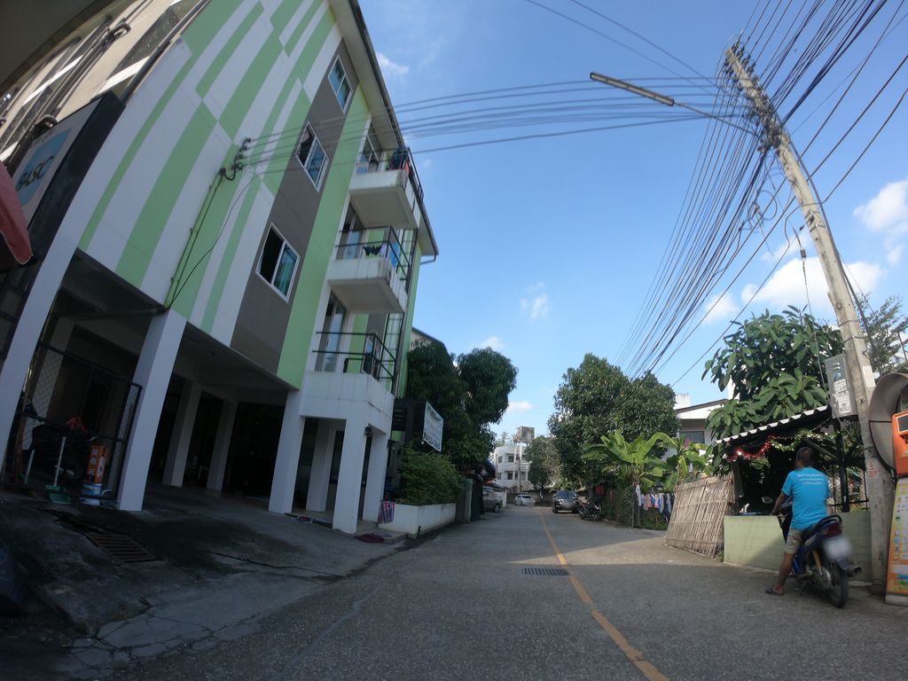 ภาพถนนตรงที่ The Basic boutique ตั้งอยู่ ถ่ายโดย chanuwath_grab พ.ศ. 2562 (2019) · A street-level view of where The Basic boutique stands, by chanuwath_grab in 2562 (2019)