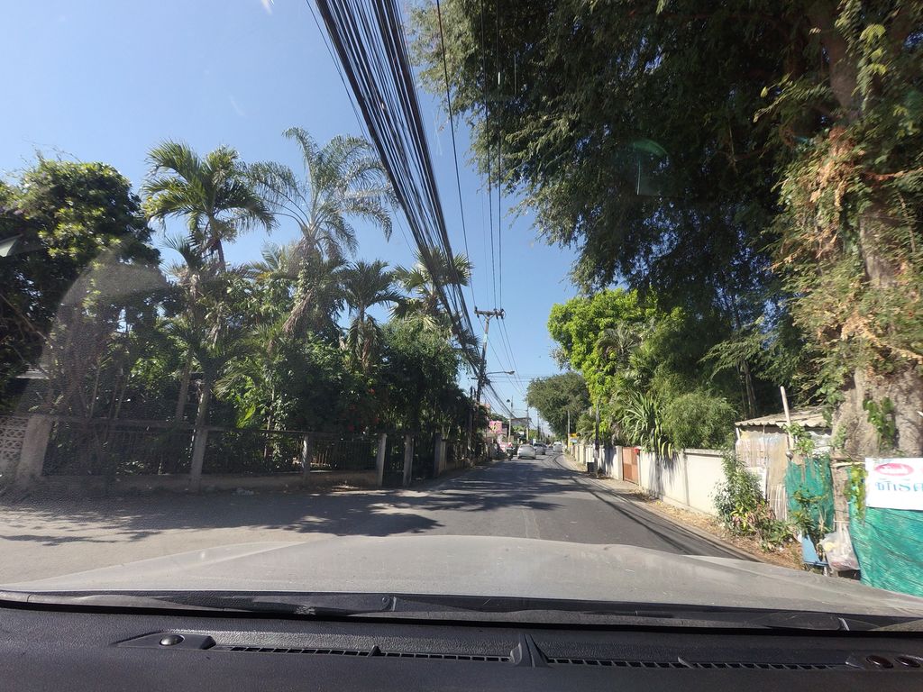 ภาพถนนตรงที่ กาแฟแลชา ตั้งอยู่ ถ่ายโดย mishari พ.ศ. 2563 (2020) · A street-level view of where กาแฟแลชา · Kafaelaecha stands, by mishari in 2563 (2020)