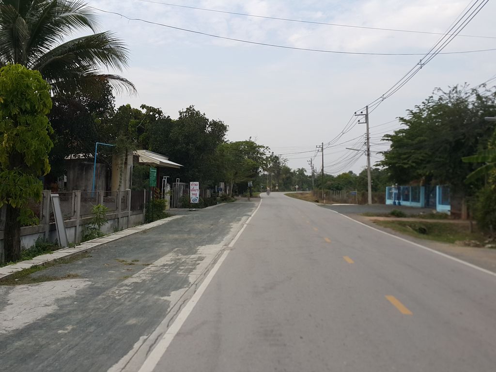 ภาพถนนตรงที่ Area 179 Chaingmai ตั้งอยู่ ถ่ายโดย jrcarlsen พ.ศ. 2558 (2015) · A street-level view of where Area 179 Chaingmai stands, by jrcarlsen in 2558 (2015)
