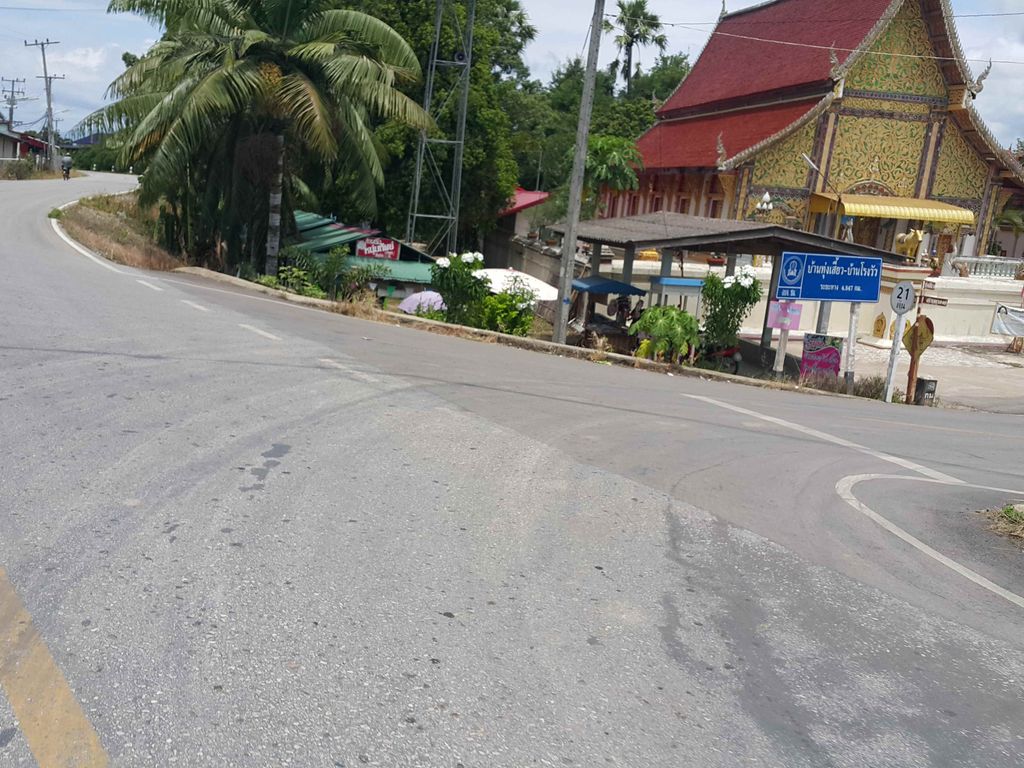 ภาพถนนตรงที่ Maineua LannaHut - สวนชวนชมเชียงใหม่ ตั้งอยู่ ถ่ายโดย jrcarlsen พ.ศ. 2558 (2015) · A street-level view of where Maineua LannaHut - สวนชวนชมเชียงใหม่ stands, by jrcarlsen in 2558 (2015)