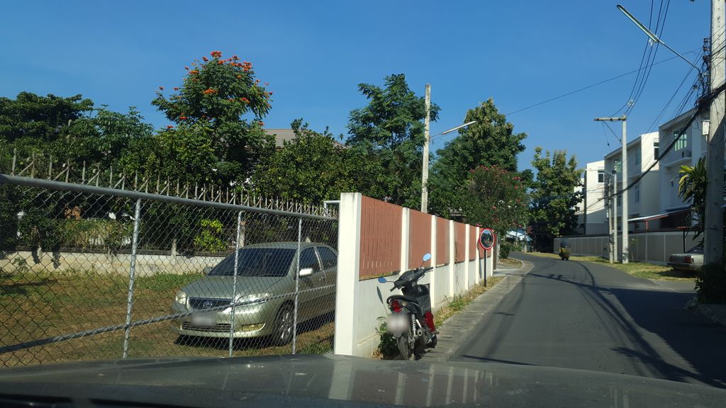 ภาพถนนตรงที่ ข้าวกล่องอิ่มจุใจ ตั้งอยู่ ถ่ายโดย jrcarlsen พ.ศ. 2562 (2019) · A street-level view of where ข้าวกล่องอิ่มจุใจ · Khaokalong Im Chuchai stands, by jrcarlsen in 2562 (2019)