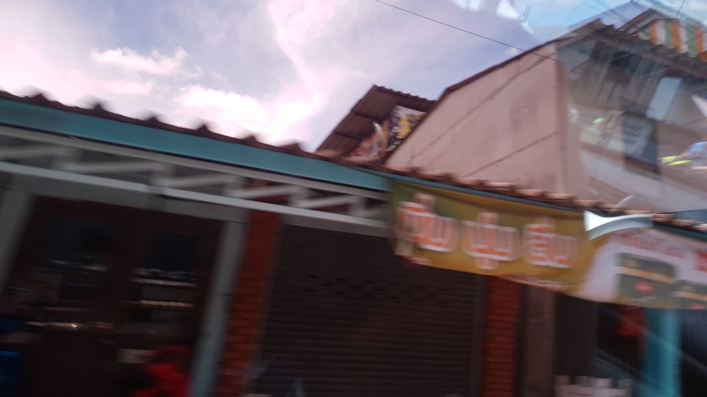 ภาพถนนตรงที่ หน้าบ้านไข่กะทะ-ถนนวัวลาย ตั้งอยู่ ถ่ายโดย silamanee พ.ศ. 2561 (2018) · A street-level view of where หน้าบ้านไข่กะทะ-ถนนวัวลาย · Naban Khaikatha-thanon Wualai stands, by silamanee in 2561 (2018)