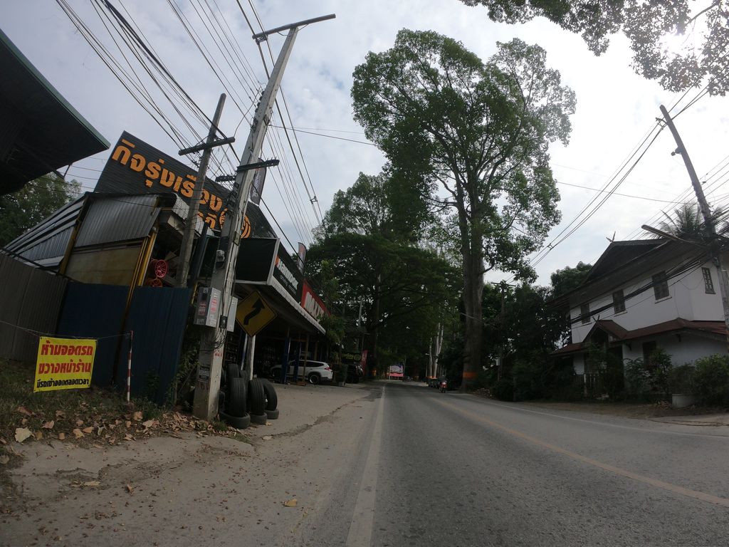 ภาพถนนตรงที่ EKA craft ตั้งอยู่ ถ่ายโดย chanuwath_grab พ.ศ. 2562 (2019) · A street-level view of where EKA craft stands, by chanuwath_grab in 2562 (2019)