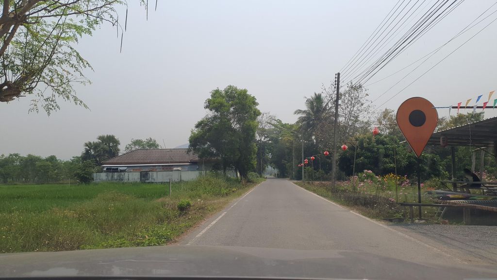 ภาพถนนตรงที่ หมูจุ่มห้อยขาฮิมบ่อ บุฟเฟต์ ตั้งอยู่ ถ่ายโดย jrcarlsen พ.ศ. 2566 (2023) · A street-level view of where หมูจุ่มห้อยขาฮิมบ่อ บุฟเฟต์ · Muchum Hoikha Him Bo Buffet stands, by jrcarlsen in 2566 (2023)