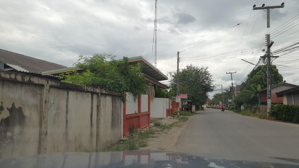 ภาพถนนตรงที่ บ้านน้ำเงี้ยว ตั้งอยู่ ถ่ายโดย jrcarlsen พ.ศ. 2564 (2021) · A street-level view of where บ้านน้ำเงี้ยว · Ban Nam Ngiao stands, by jrcarlsen in 2564 (2021)