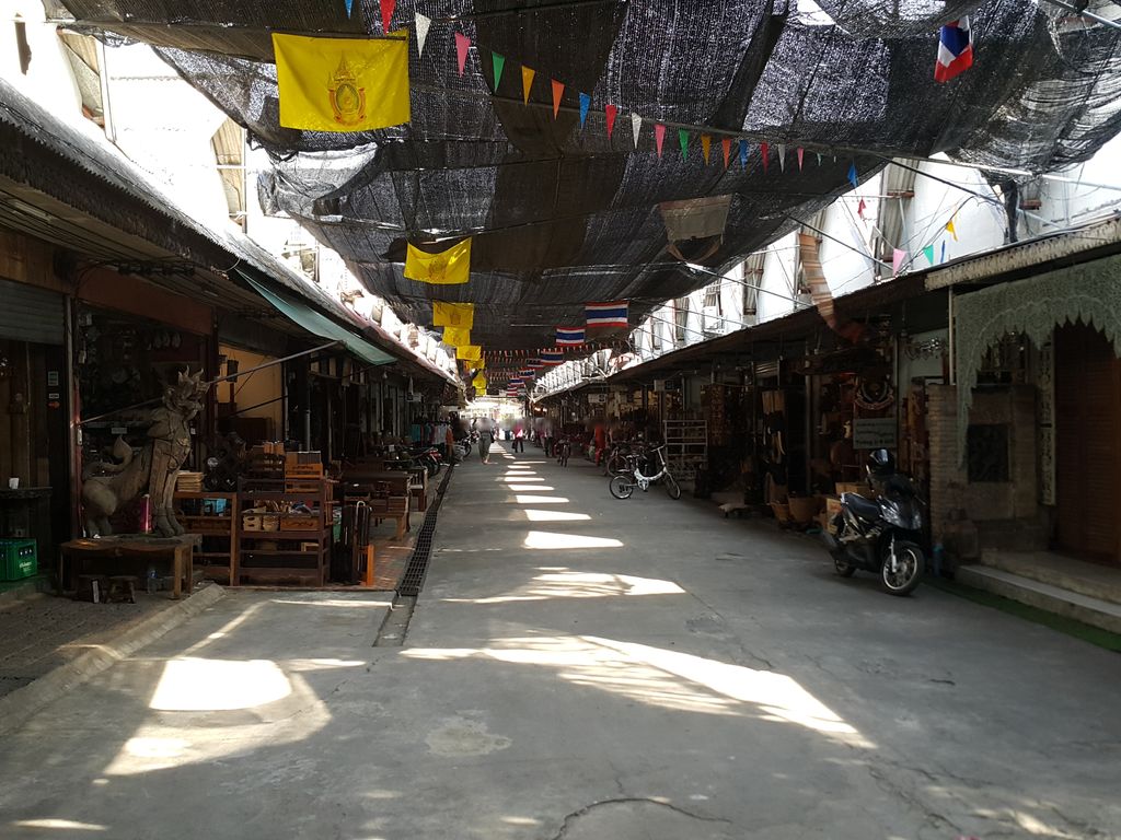 ภาพถนนตรงที่ พรทิพย์ไทยบ้านถวาย ตั้งอยู่ ถ่ายโดย jrcarlsen พ.ศ. 2558 (2015) · A street-level view of where พรทิพย์ไทยบ้านถวาย · Phrathip Thai Ban Thawai stands, by jrcarlsen in 2558 (2015)
