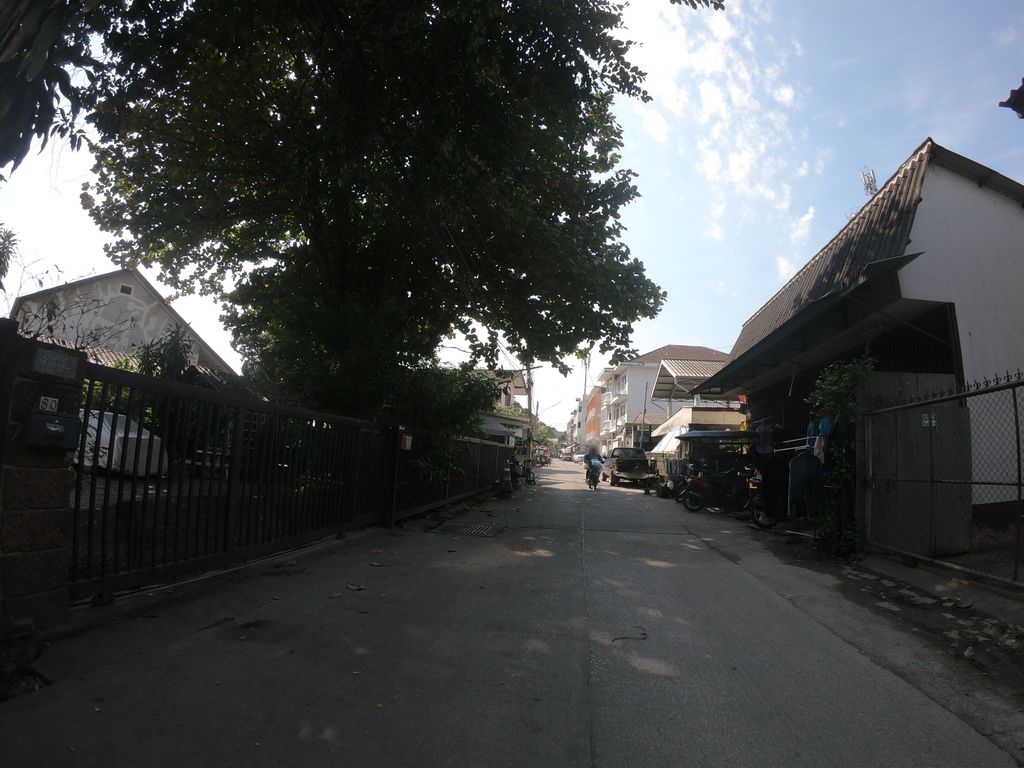 ภาพถนนตรงที่ เรียนบาลี กับ มหากรภพ ตั้งอยู่ ถ่ายโดย chanuwath_grab พ.ศ. 2562 (2019) · A street-level view of where เรียนบาลี กับ มหากรภพ · Rianbali Kap Mahakraphop stands, by chanuwath_grab in 2562 (2019)