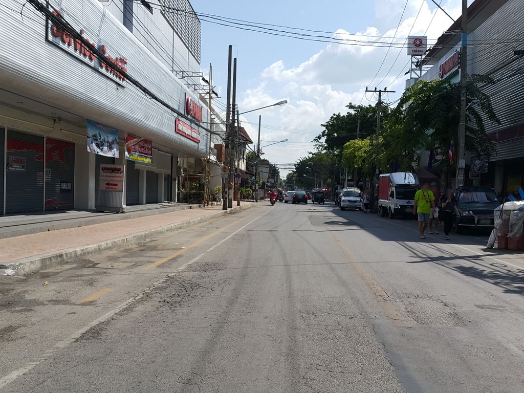ภาพถนนตรงที่ Por Jai Fruits Juice & Coffee ตั้งอยู่ ถ่ายโดย jrcarlsen พ.ศ. 2558 (2015) · A street-level view of where Por Jai Fruits Juice & Coffee stands, by jrcarlsen in 2558 (2015)