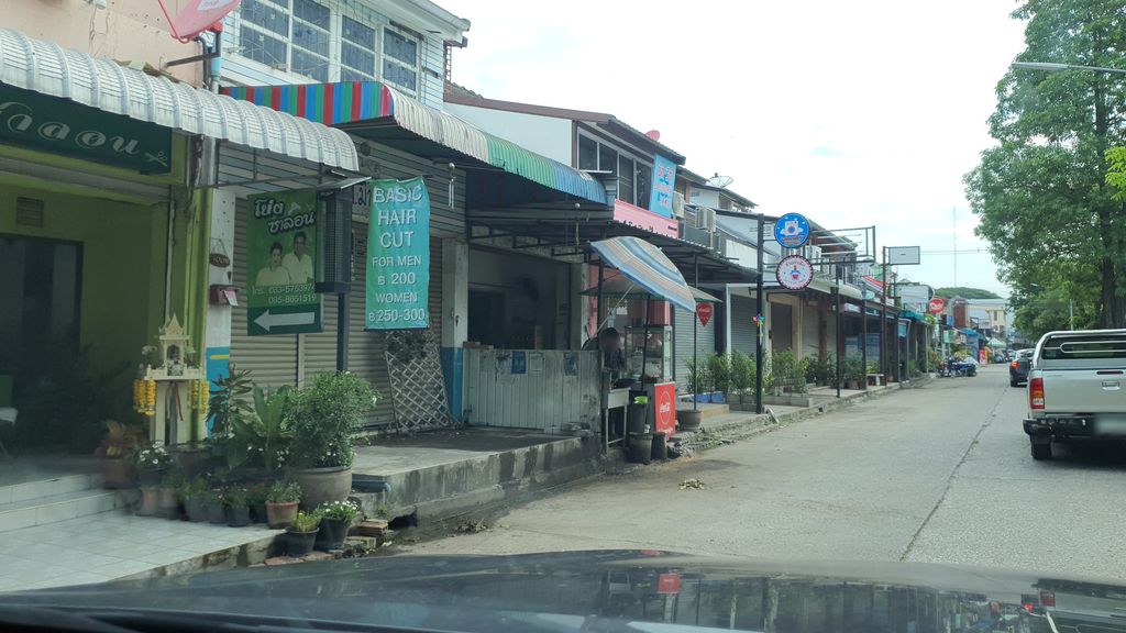 ภาพถนนตรงที่ Wisan Legal Services ตั้งอยู่ ถ่ายโดย jrcarlsen พ.ศ. 2564 (2021) · A street-level view of where Wisan Legal Services stands, by jrcarlsen in 2564 (2021)