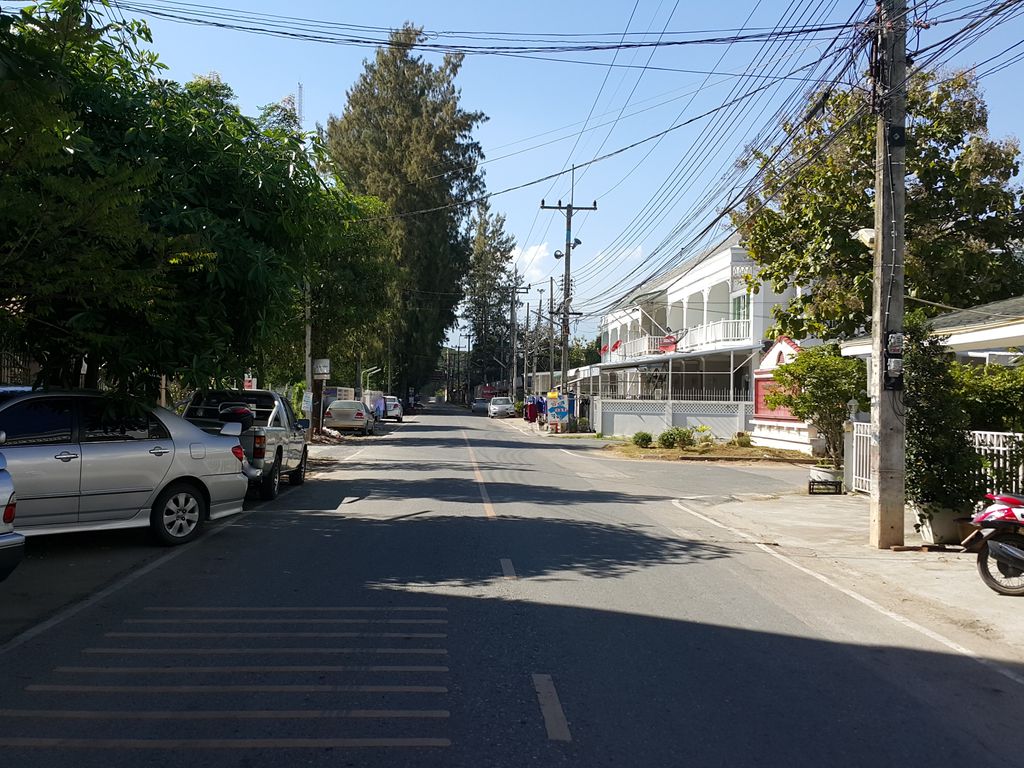 ภาพถนนตรงที่ MG Thailand ตั้งอยู่ ถ่ายโดย jrcarlsen พ.ศ. 2557 (2014) · A street-level view of where MG Thailand stands, by jrcarlsen in 2557 (2014)