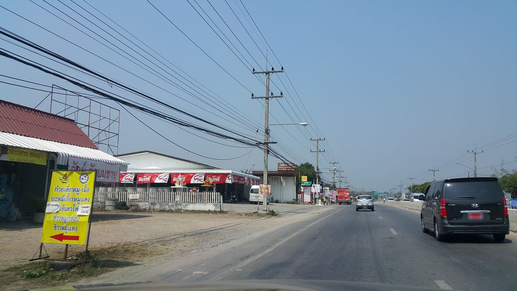 ภาพถนนตรงที่ Nittaya Nails & Spa ตั้งอยู่ ถ่ายโดย jrcarlsen พ.ศ. 2560 (2017) · A street-level view of where Nittaya Nails & Spa stands, by jrcarlsen in 2560 (2017)