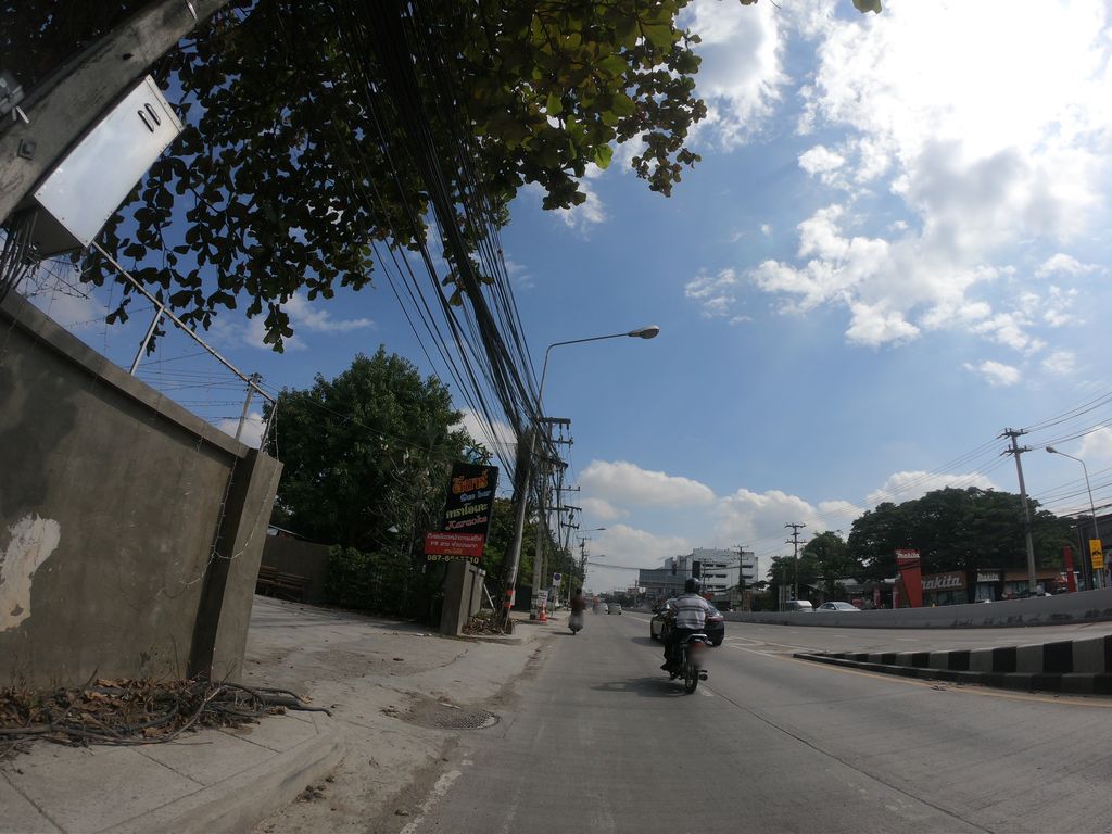 ภาพถนนตรงที่ ร้าน 03 หม้อน้ำ ตั้งอยู่ ถ่ายโดย chanuwath_grab พ.ศ. 2562 (2019) · A street-level view of where ร้าน 03 หม้อน้ำ · Ran 03 Monam stands, by chanuwath_grab in 2562 (2019)