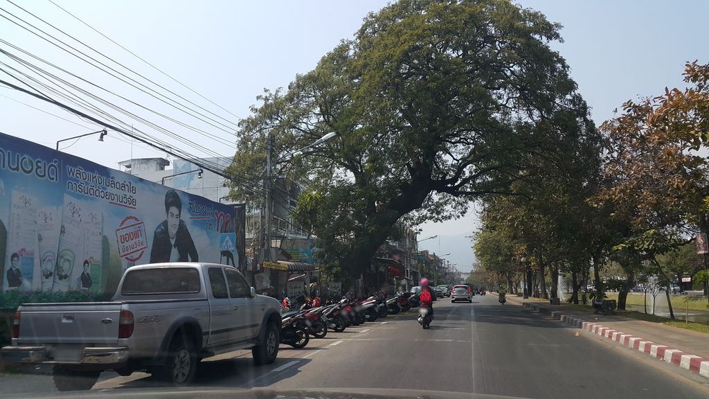 ภาพถนนตรงที่ Zero Chiangmai ตั้งอยู่ ถ่ายโดย jrcarlsen พ.ศ. 2560 (2017) · A street-level view of where Zero Chiangmai stands, by jrcarlsen in 2560 (2017)
