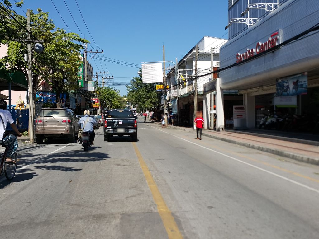 ภาพถนนตรงที่ Glang-Viang Gallery ตั้งอยู่ ถ่ายโดย jrcarlsen พ.ศ. 2558 (2015) · A street-level view of where Glang-Viang Gallery stands, by jrcarlsen in 2558 (2015)