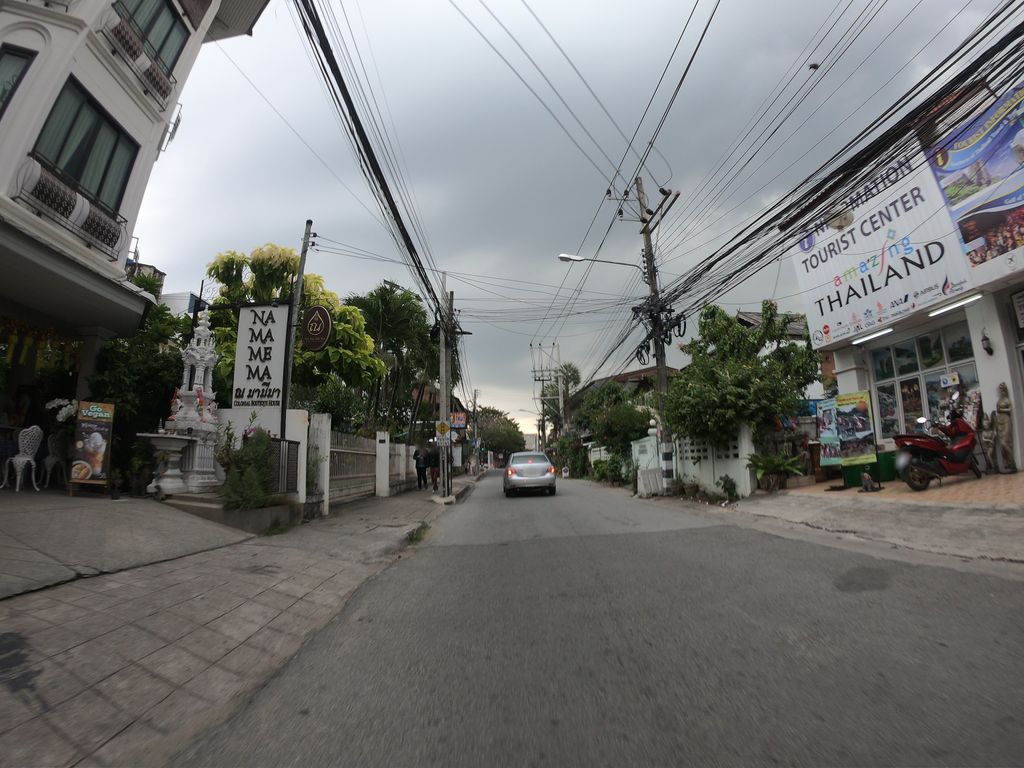 ภาพถนนตรงที่ เชียงใหม่ ไนท์บาร์ซ่า ตั้งอยู่ ถ่ายโดย chanuwath_grab พ.ศ. 2562 (2019) · A street-level view of where เชียงใหม่ ไนท์บาร์ซ่า · Chiang Mai Night Bar Sa stands, by chanuwath_grab in 2562 (2019)