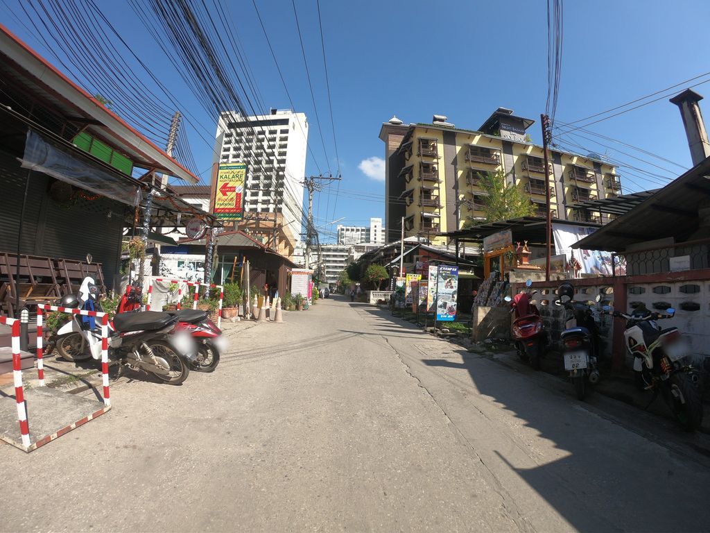 ภาพถนนตรงที่ Yolo Thaimassage ตั้งอยู่ ถ่ายโดย chanuwath_grab พ.ศ. 2562 (2019) · A street-level view of where Yolo Thaimassage stands, by chanuwath_grab in 2562 (2019)